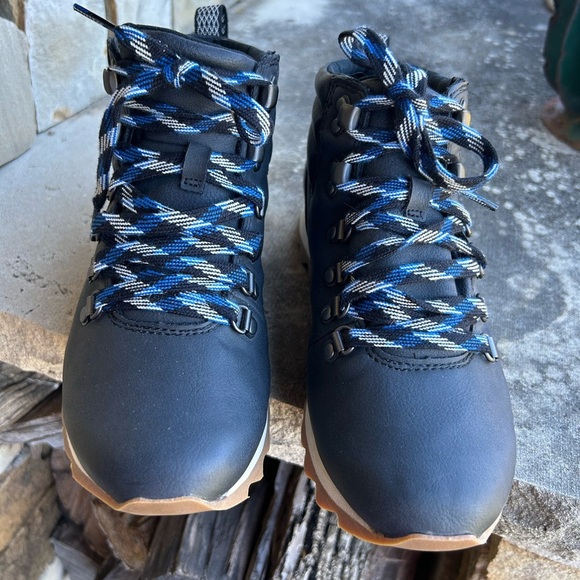 Merrell women’s Alpine hiking ankle black women’s boots Sz-6.5. A - Picture 3 of 13